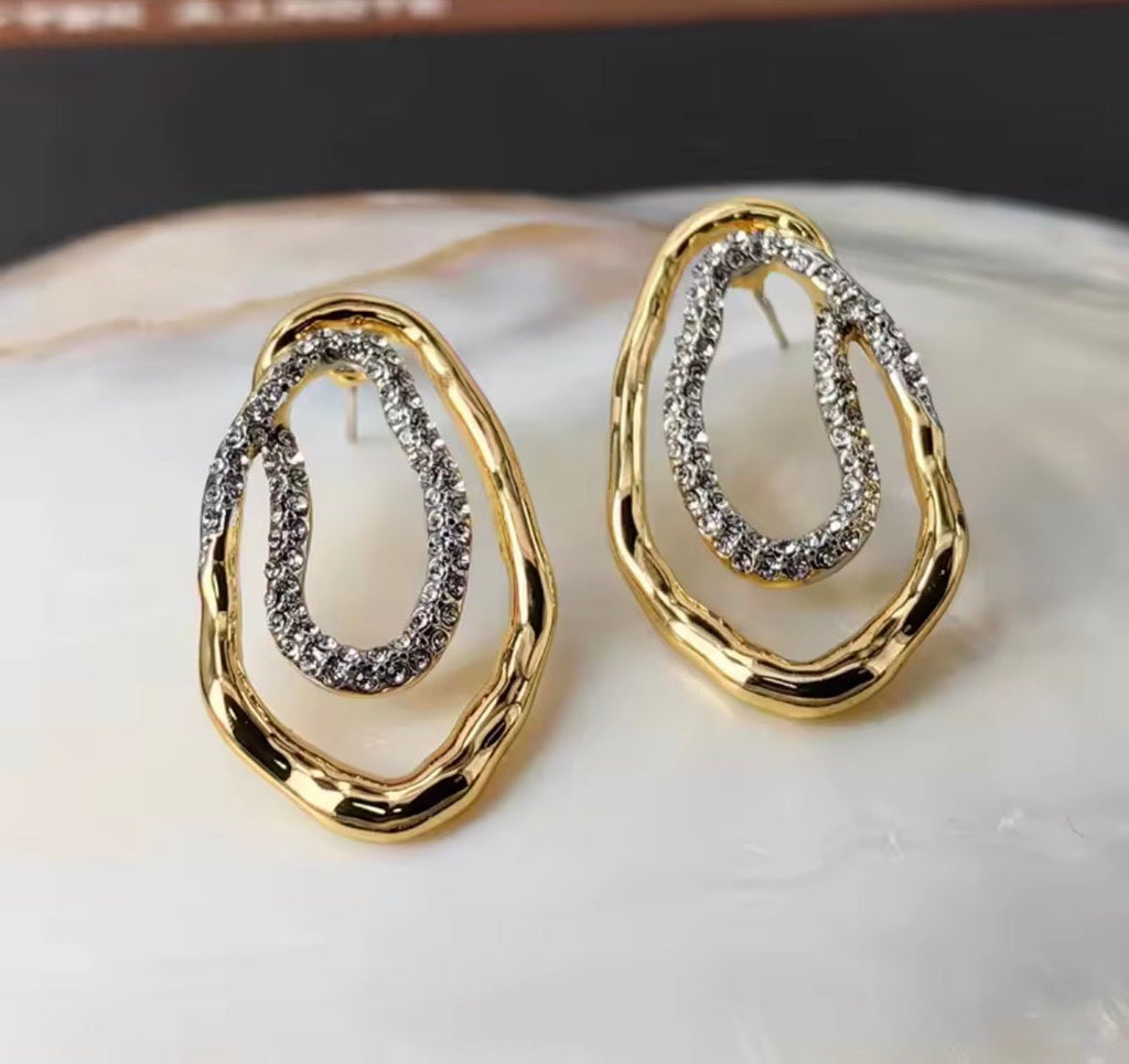 Gold-tone and Crystal Pavé Oyster Earring