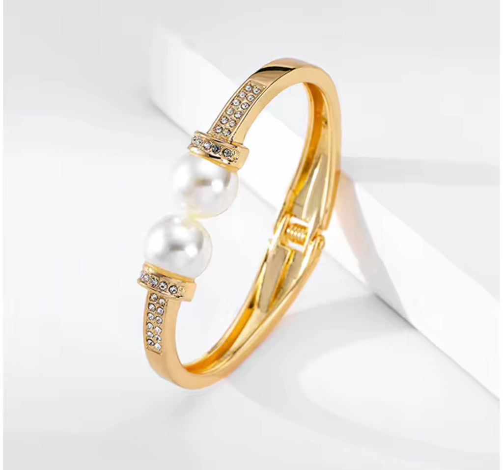Heidi Gold Pearl Bracelette