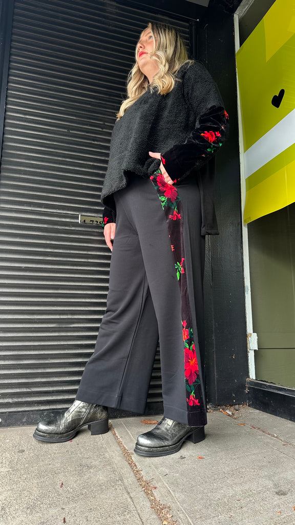 AP600R Black Roses Panel Pull-On Pant