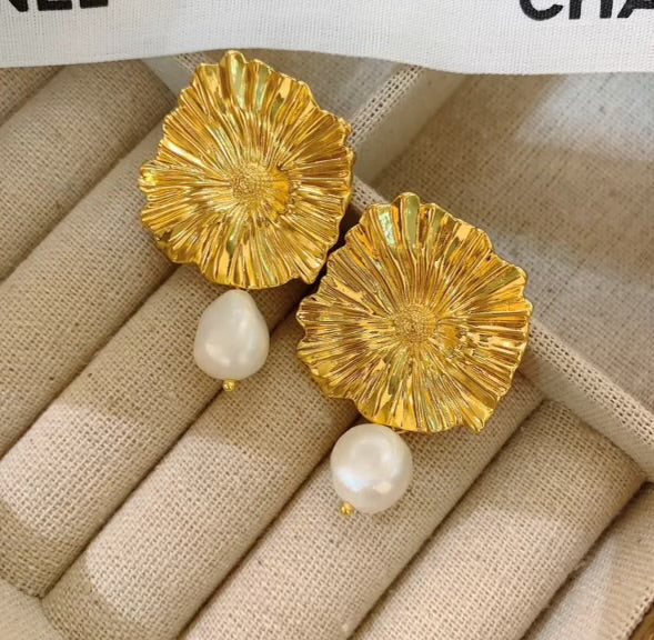 Oyster Pearl Gold Earrings
