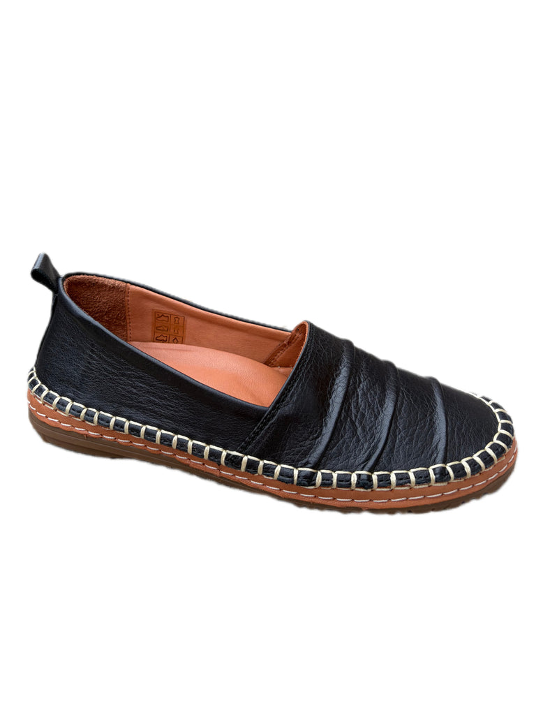 Avery Black Flat