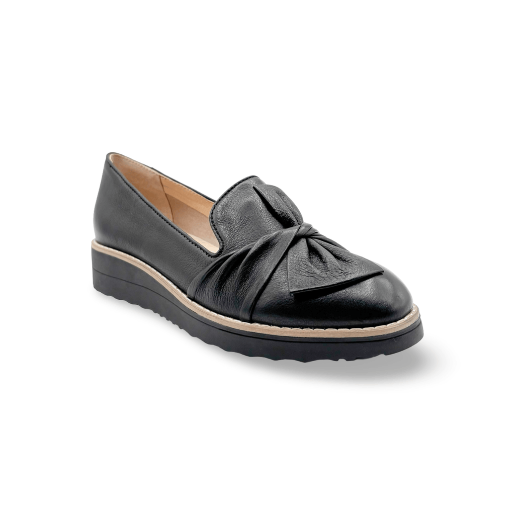 Black loafer shoe with a knot detail 