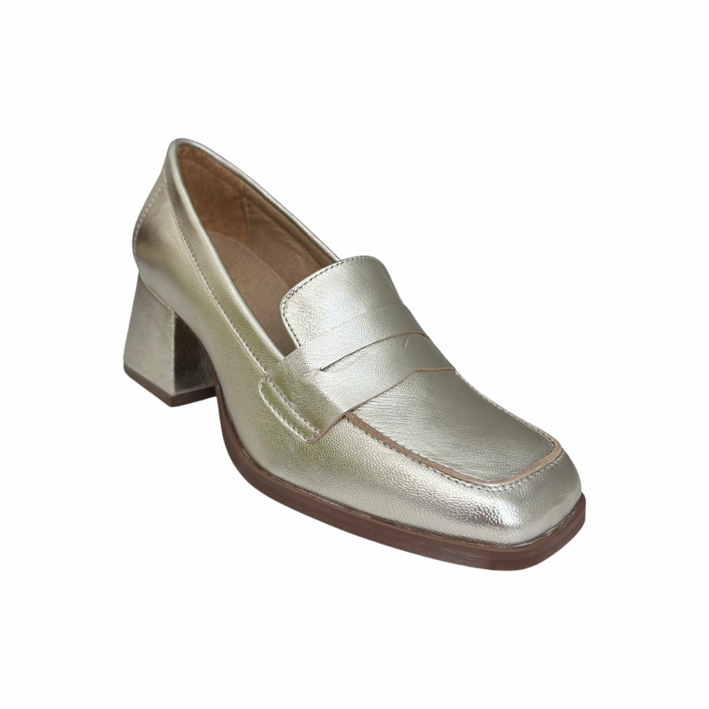 right side view ama gold loafer