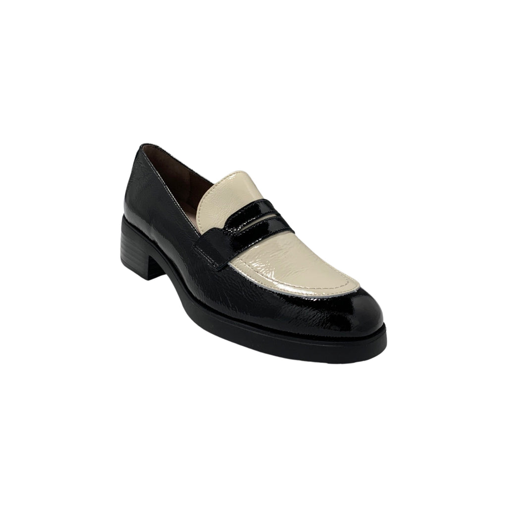 D9320 Black/White Patent Loafer