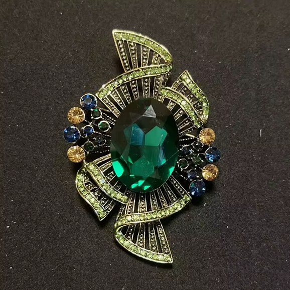 Retro Star Emerald Brooch