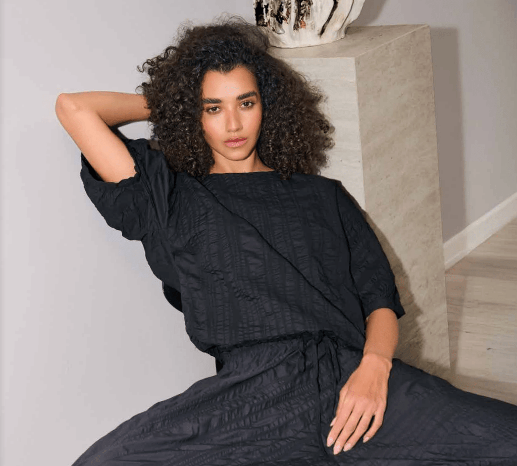 83747 Black Adjustable Waist Top